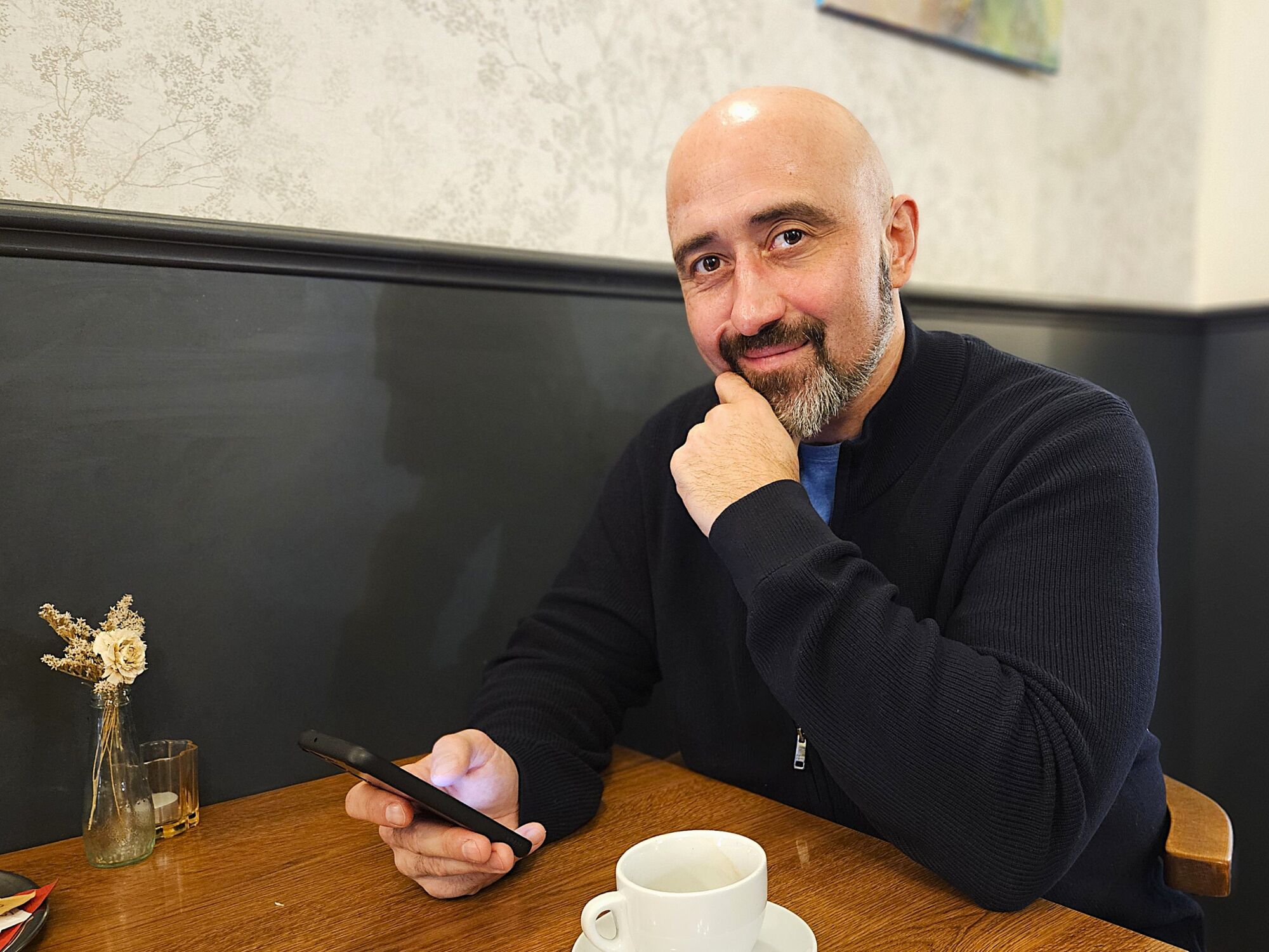 Jaroslav Kala u stolu v kavárně